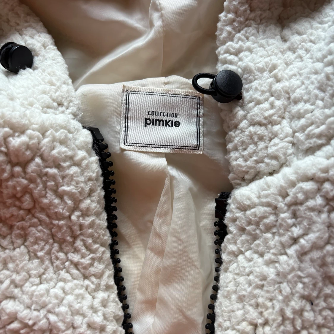 Vit kort teddyjacka med huva från Pimkie  - 1