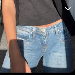 Blå bootcut jeans från LTB - Säljer ett par klassiska blå bootcut jeans från LTB med låg midja. Jeansen har fem fickor, ljus tvätt och subtila slitningar. De är tillverkade i stretchig bomullsdenim som sitter snyggt och bekvämt. Perfekta till sneakers eller boots. Köpta på boozt för ca 750 kr❤️ vid snabbt köp kan pris diskuteras❤️