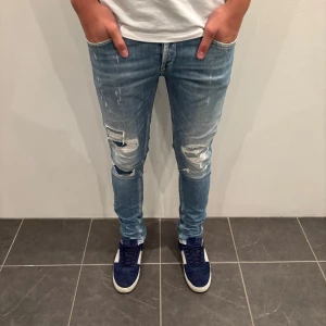 Dondup jeans George  - Dondup Jeans George! Trendigaste jeansen på marknaden.  Skick= 9,5/10 Ny pris= 4000 kr Säljs för= 899 kr (Modellen har original slitningar från fabrik vilket är väldigt eftertraktat och populärt) 