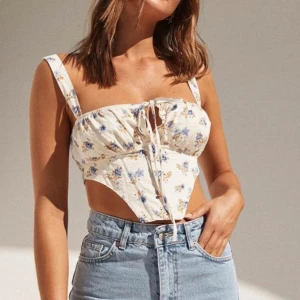 Chiquelle topp  - Säljer denna fina Chiquelle-topp som tyvärr aldrig kommit till användning. Superfin och somrig med en korsettliknande framsida. Perfekt för varma dagar eller festliga tillfällen. Nypriset är oklart för det var flera år sedan jag köpte den men den är i mycket fint skick.