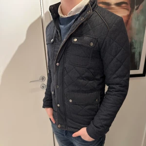 Field jacket - Säljer nu denna riktigt feta fieldjackan perfekt nu till våren, de är storlek M och inga defekter samt bra skick!  🍾Modellen är 185 och väger 81 kg🍾