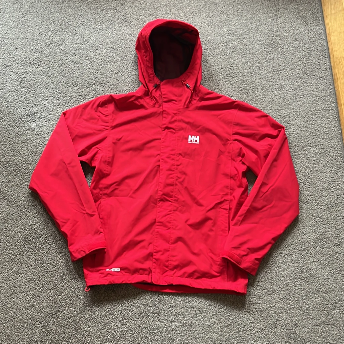 Röd Helly Hansen vindjacka S