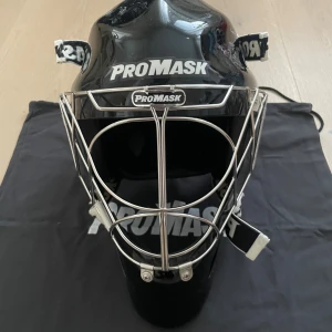 Svart målvaktshjälm ProMask - Säljer en svart målvaktsmask från ProMask. Använd över en halv säsong och därefter slutade jag spela 
