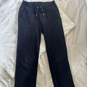 Svarta mjukisbyxor Juicy Couture XS - Säljer mina svarta juicy couture byxor pågrund av att dom är för små. dom är i storlek XS och i bra skick.