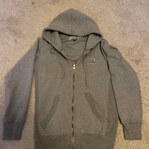 Moncler zip - Snygg grå hoodie från Moncler i storlek XS men den passar typ ccs säljer den för den var lite för liten på mig då jag har xs/s i storlek köpte på plik men den är nästan ny sa han 