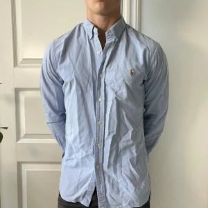 Ralph Lauren skjorta ljusblå slim fit  - Ralph Lauren skjorta ljusblå slim fit storlek M. Inga defekter! Modellen är 180,75 kg. Kom med frågor😊