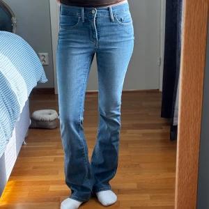 Levi's 315 Bootcut jeans ljusblå - Snygga ljusblå Levi's 315 Shaping Bootcut jeans med klassisk femficksdesign och normal passform. Jeansen har hög midja och lätt utsvängda ben, tillverkade i mjukt denim med stretch för extra komfort. 