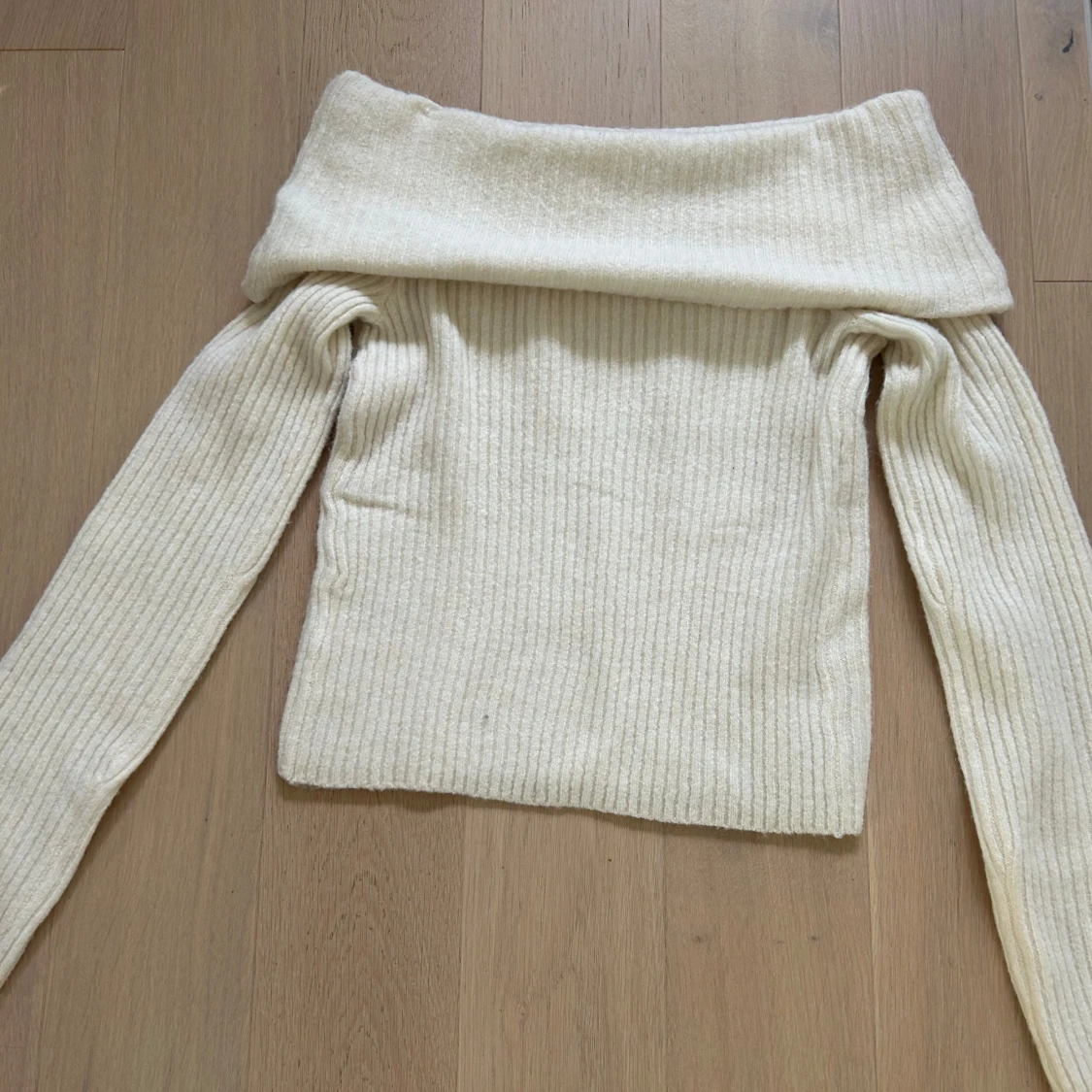 Offshoulder ribbad stickad tröja - 1