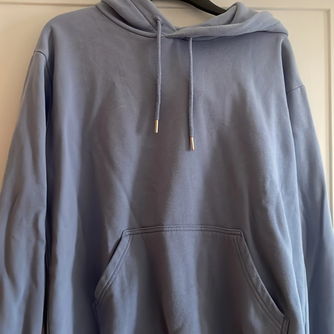 Ljusblå hoodie från H&M 