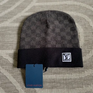 LW mössa - En snygg LW mössa som aldrig är använd den är riktigt skön och passar perfekt för dom kyligare dagarna som kommer de. Är svart grå