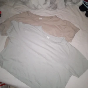 Två stycken crpppade t-shirts  - Två stycken crpppade t-shirts säljs tillsammans 