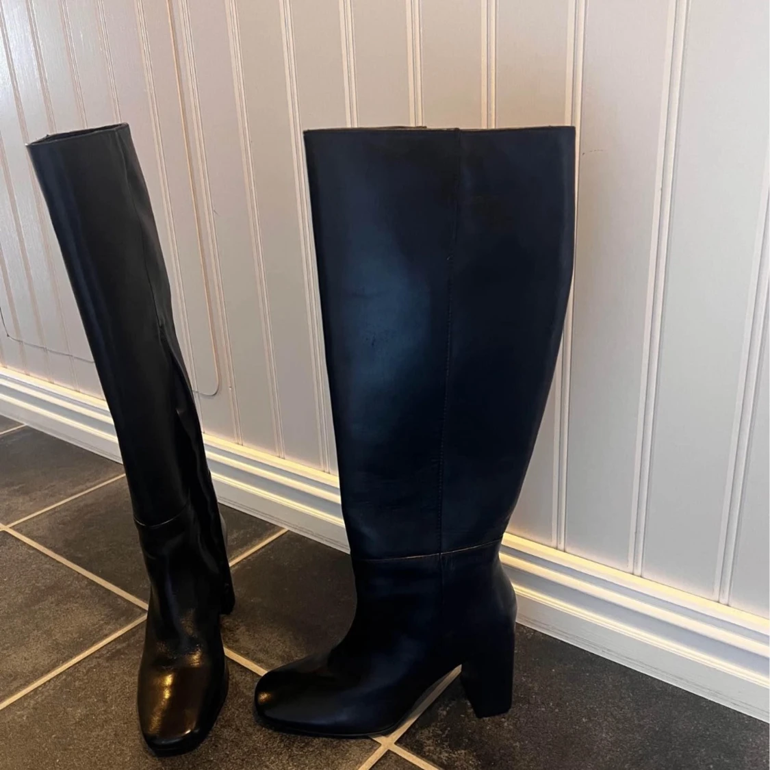 Svarta läderstövlar stl 38