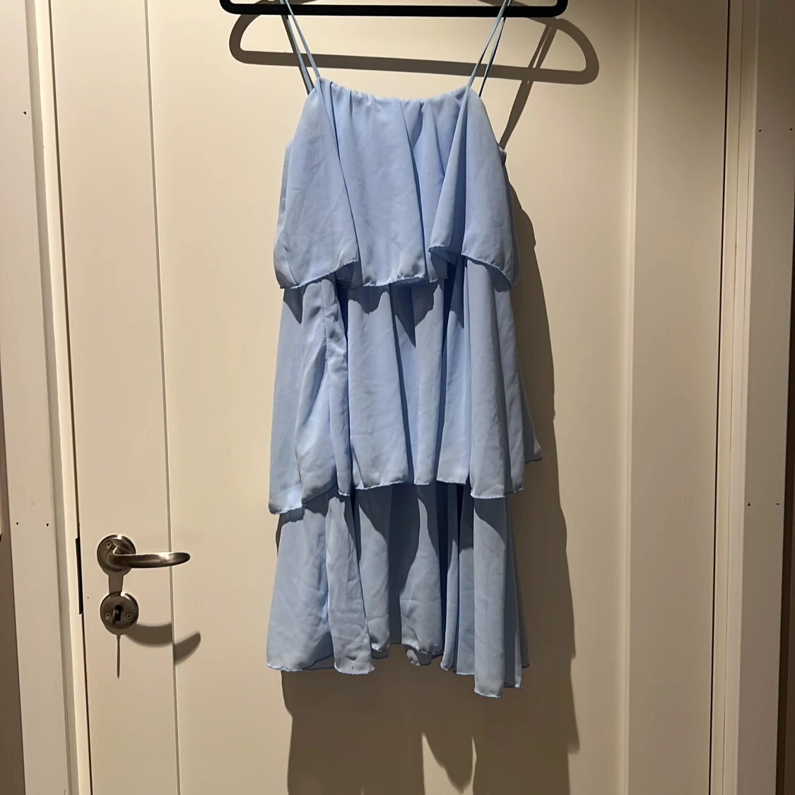 Ljusblå volangklänning med smala band