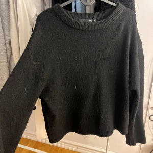 Svart stickad tröja från lager 157 - En svart stickad tröja från lager, super skön men kommer inte till användning