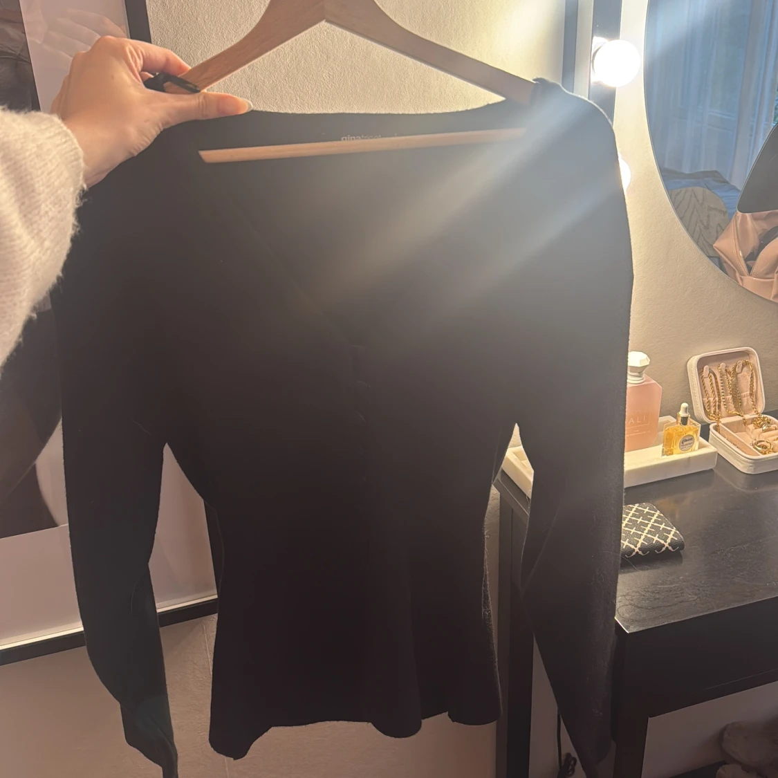 Svart långärmad topp med knappar