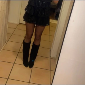 Svarta boots - Snygga och sköna boots i med spetsig tå och lägre klack. Dom är små i storleken. Snarare en 38 än en 39 som det står på sulan.