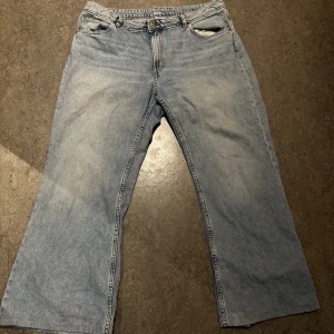 Ljusblåa wide jeans - Säljer ett par ljusblå jeans från monki i storlek 32/32. Säljer för 190kr. Däremot är de uppsydda då de va lite långa för mig. Så för referens så är jag 161 cm och de går precis till slutet av skon för mig. Väldigt fina jeans!