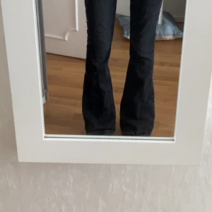 Svarta bootcut jeans - Snygga svarta jeans med bootcut-modell som ger en riktigt schysst siluett. Byxorna har en klassisk passform upptill och blir vidare nedtill, perfekt för dig som gillar retrovibbar. Tillverkade i jeansmaterial och passar till många olika stilar. 
