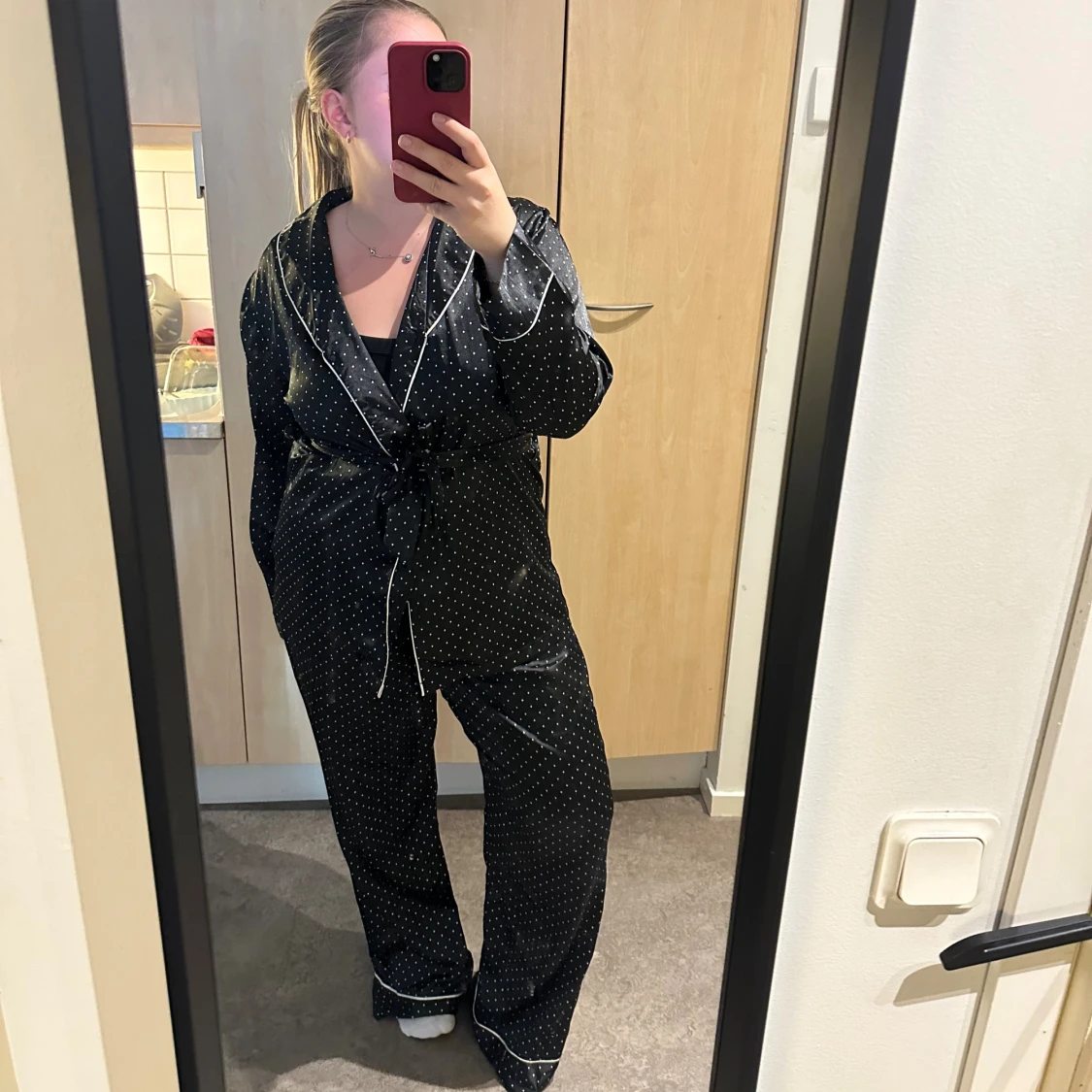 Svarta prickiga pyjamasbyxor o tröja i satin