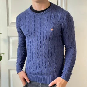 Morris kabel knit mörkblå S - Morris kabel knit mörkblå S, inga defekter. Modellen är 180,75 kg. Kom med frågor 😊