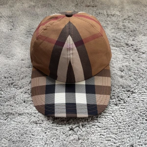 Burberry keps  - Burberry keps i knappt använt skick, väldigt snygg och stilren.