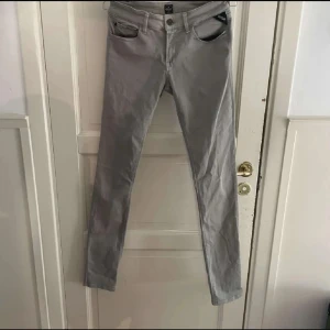 Grå Replay jeans slim fit 29/32 - Snygga grå jeans från Replay i slim fit-modell. Skriv för mer info .
