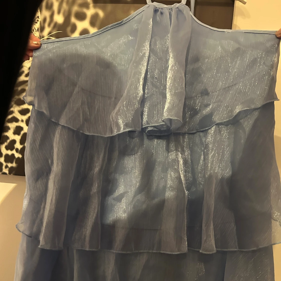 Ljusblå volangklänning med knytband & öppen rygg  - 1