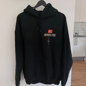 Travis Scott x Mc Donalds Hoodie - Nypris 5 000 kr. Min pojkvän har älskat denna Hoodie men den kommer tyvärr inte till användning för honom längre. 