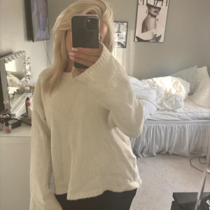 Vit stickad tröja från BikBok - Mysig vit stickad tröja från BikBok i oversized modell. Tröjan har långa ärmar och en enkel, klassisk design med rund halsringning. 