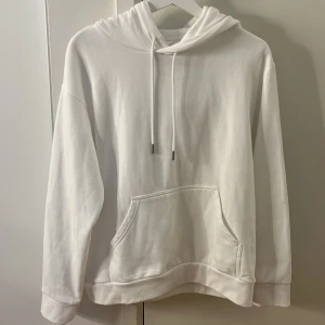 Vit hoodie från H&M - Vit hoodie från H&M i mjuk bomull, nästan aldrig använd så väldigt bra skick skriv privat för frågor🫶🏼