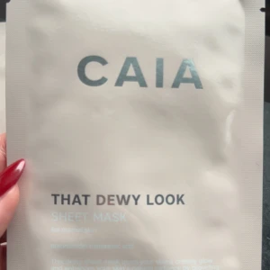 CAIA That Dewy Look Sheet Mask - Tre styckna CAIA That Dewy Look sheet masks säljes! Masken är i en stilren, ljusbeige förpackning med metallicblå text. Innehåller niacinamide och tranexamsyra för att ge huden en fräsch, glowig finish. Perfekt för dig som vill boosta din hud med fukt och lyster.