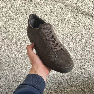 Massimo dutti skor - Massimo dutti skor i storleken 41. Snygga gråa skor som passar bra nu till vintern. Eleganta och klassiskt snygga skor för priset. Hör av dig vid fundering! 