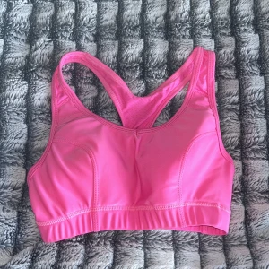 Rosa sport-bh från Energetics - Säljer en sportig rosa topp från Energetics med brottarrygg och bred resår under bysten. Snygg och bekväm passform. Ser tyvärr inte vilken storlek de är då de har försvunnit men gissar på xs!
