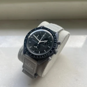 Moonswatch Mission to Mercury - Säljer en moonswatch alltså en kollabiration mellan Omega och Swatch.  Klockan är i mycket bra skick. Snygg klocka att ha dagligen och inte behöva vara redo att repa osv. Bara fråga ifall du vill ha fler bilder eller liknande.