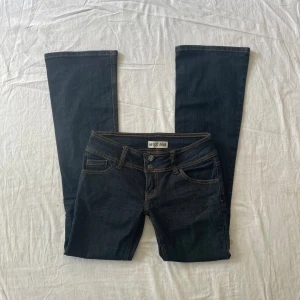 Lågmidjade jeans - Bra skick! Mått: midjemått rakt över 39,5 + mycket stretch grenhöjd 20 benöppning 24 innerbenslängd 85cm💗 jag är 180