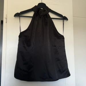 Topp - Säljer denna söta halterneck topp från Gina. Den är endast använd en gång! Kom privat för frågor eller intresse❣️