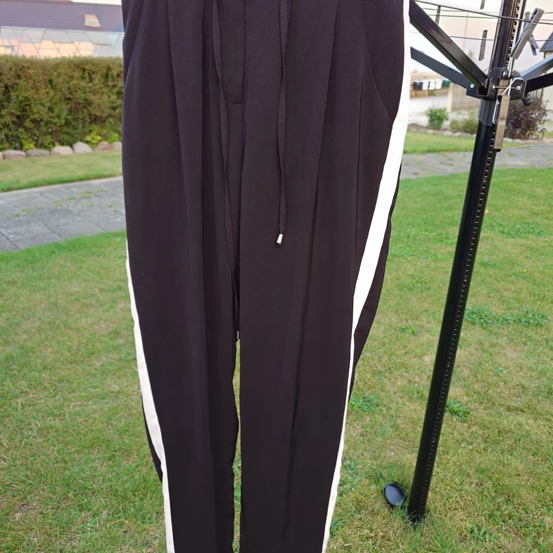 Svarta mjukisbyxor med vita ränder Amisu