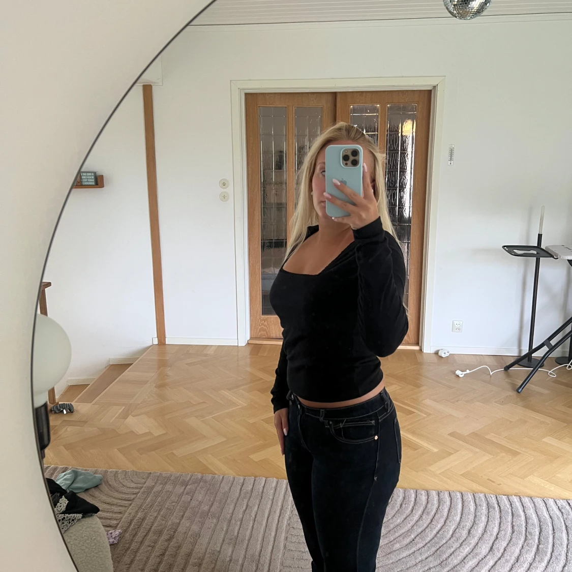 Svart långärmad topp med fyrkantig ringning - 1