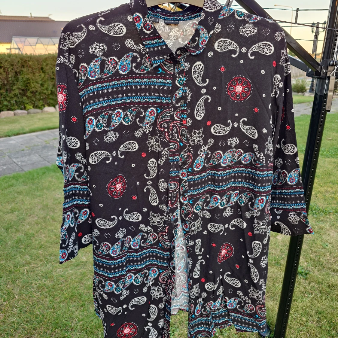 Svart paisleymönstrad skjorta Bodyflirt