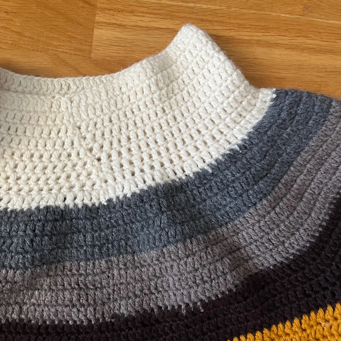 Randig handgjord tröja i höstfärger - 1