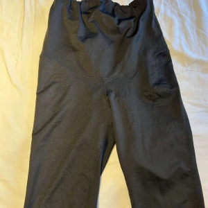 Svarta leggings från Calzedonia S - Svarta leggings från Calzedonia i storlek S. De har hög midja och är gjorda i ett stretchigt, mjukt material som sitter skönt mot kroppen. Perfekta för en chill look eller när du vill ha något bekvämt på dig hela dagen.