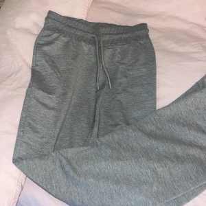 Grå mjukisbyxor från Lager 157❤️ - Grå mjukisbyxor från lager 157 i storlek XS. Byxorna är lite utsvängda nere och väldigt sköna. Knappt använda❤️perfekt för hösten, skriv för fler bilder❤️är öppen för prisförslag