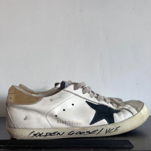 Guldiga Golden goose superstar  - Säljer ett par guldiga golden goose superstar! Hur snygga som helst och bekväma eftersom att dem är en bredare sko. Jag lämnade precis in dem på lagning för att fixa hälen som var sprucken! Även fixade jag en uppfräschning på dem. Så nu är dem i allra bästa skick! Hör av e vid funderingar