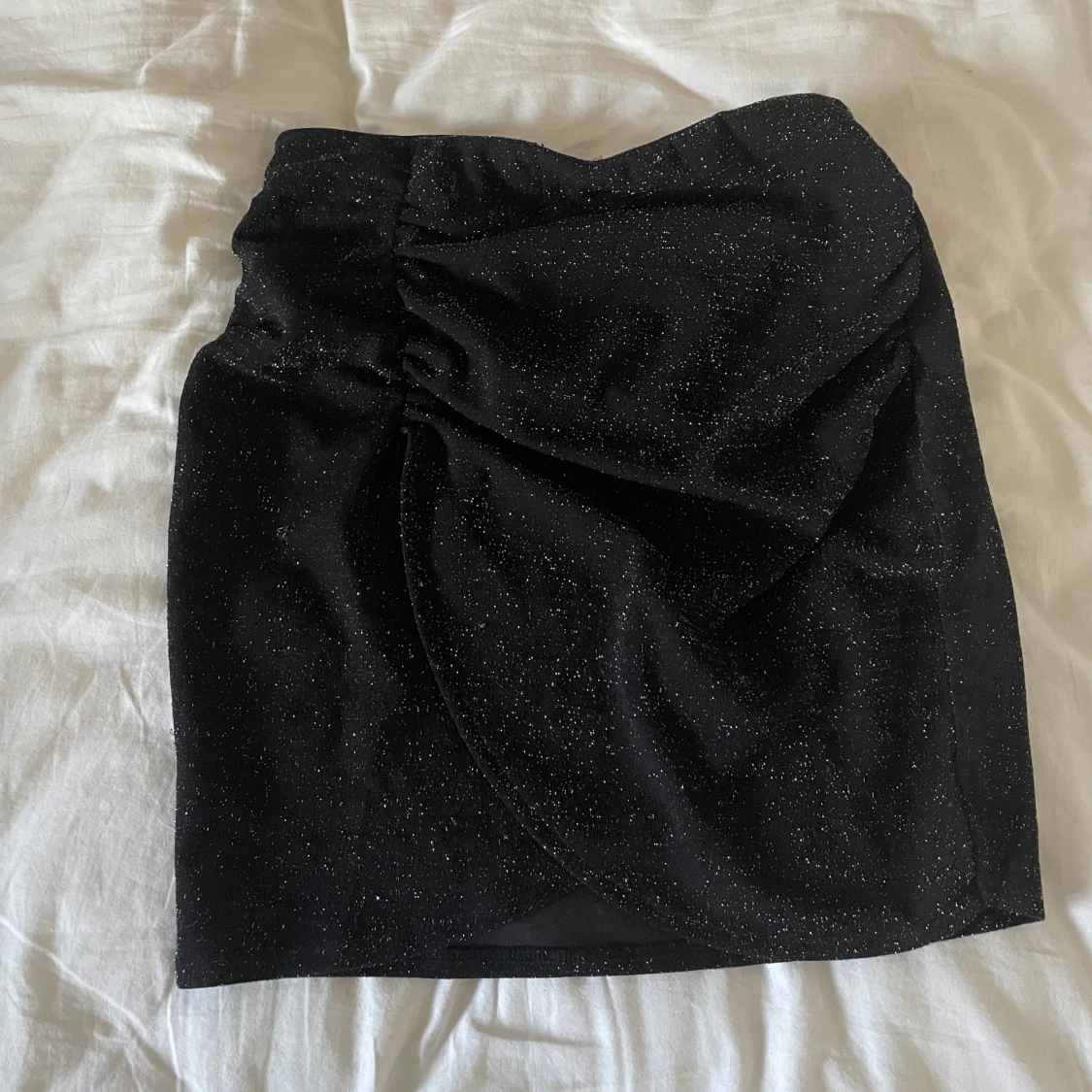 Svart glittrig omlottkjol - 1