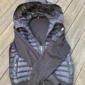 Moncler cardigan  - Svart Moncler cardigan. Fint skick andvänd men inget man märker av. Scanning fungerar. Säljer för den är lite för liten för mig. Skriv om frågor eller funderingar🔥💸