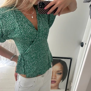 Blus - Jättefin prickig omlottblus🥰Den är grön med vita prickar! 
