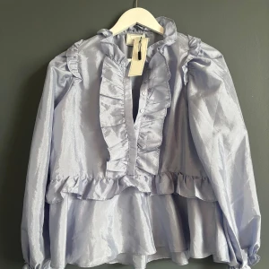 Neo noir blus - Säljer denna super fina och helt nya Neo Noir blusen i storlek xs. Den har en fantastiskt fin ljusblå färg och är aldrig använd. Nypris är 749 kr 💕