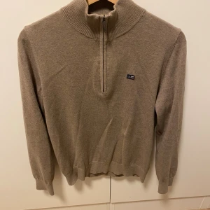 Half zip-up tröjor (Lexington/Grunt) - Säljer två tröjor från Lexington och Grunt. Tillsamman säljer jag dem för 800kr (ny pris 1400kr). Jag säljer dem också iför sig: Lexington-650kr (900kr originalpris), Grunt-250 kr (500 kr originalpris). Priset kan diskuteras. Båda koftor passar storlek 158/164.
