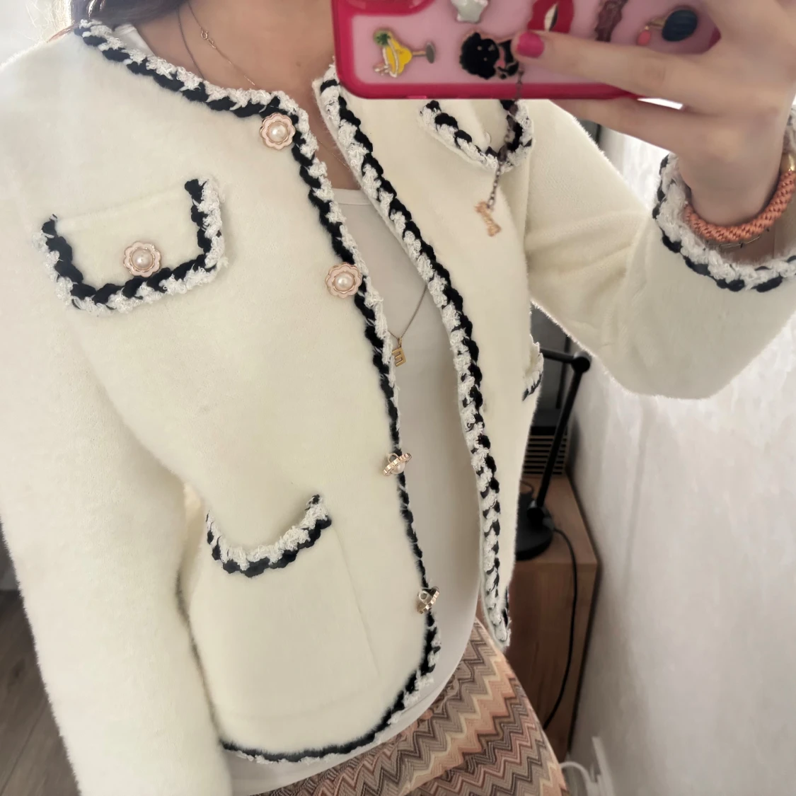 Vit cardigan jacka med pärlknappar