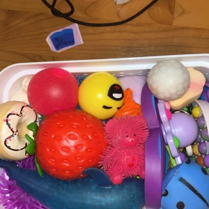 Fidget toys - Säljer fidget toys! Säljer pga ingen användning och kom privat för frågor eller mer bilder❤️Så priset beror på hur många och vilka du vill ha, har väldigt många!💗